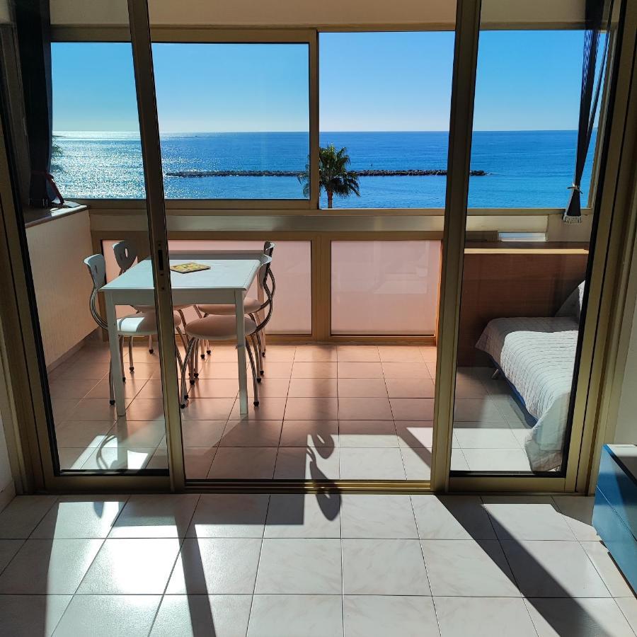 Grand Studio Bord De Mer- Acces Direct Aux Plages Saint-Laurent-du-Var Exterior foto